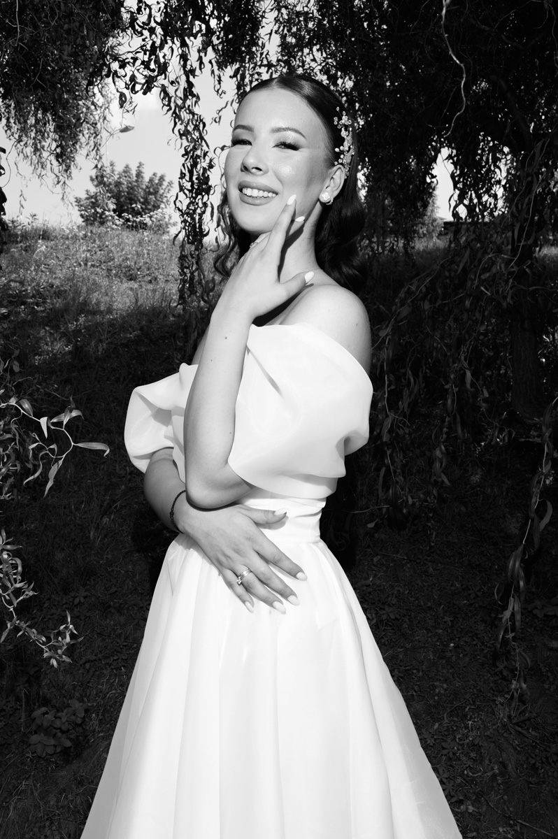 Crno-bela umetnička fotografija mlade ispod drveta na Kalemegdanu, snimljena tokom venčanja u Beogradu – autor: MI Weddings fotografi.