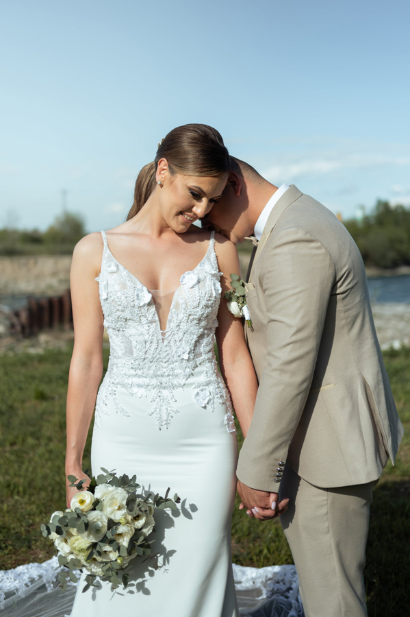 Zagrljeni mladenci u Tašmajdanskom parku u Beogradu – emotivan i nežan trenutak uhvaćen u prirodnom svetlu od strane MI Weddings fotografa venčanja.