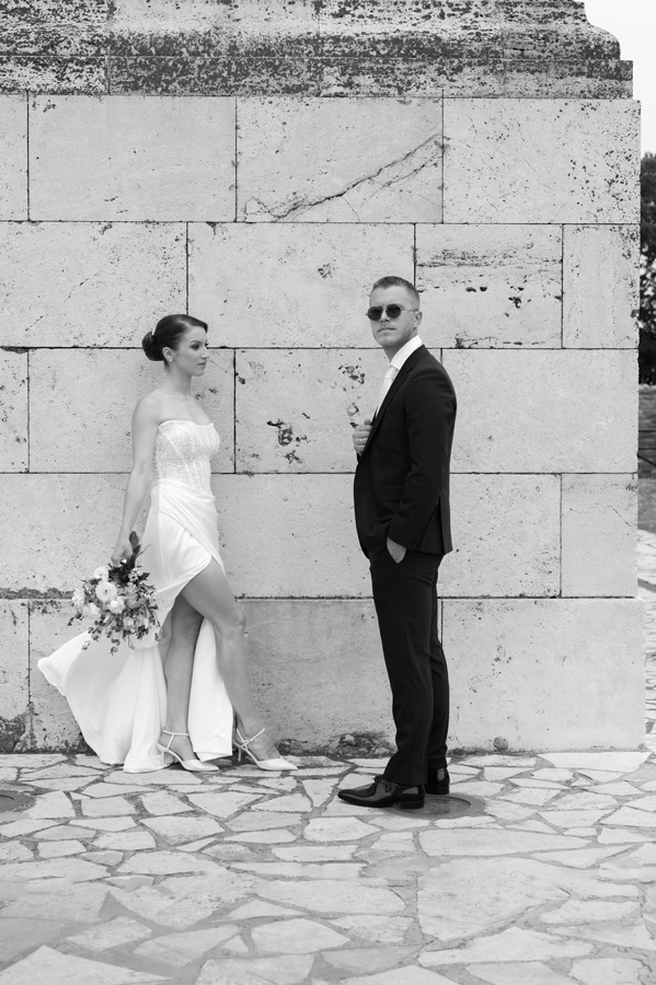 Mlada nežno gleda u mladoženju ispred Gardoš kule u Zemunu – romantičan trenutak zabeležen od strane MI Weddings, u autentičnom ambijentu starog Beograda.