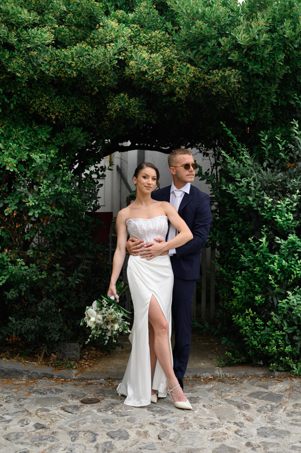 Umetnička fotografija venčanja u Zemunu na Gardošu – MI Weddings beleži intimne trenutke mladenaca uz pogled na Beograd i autentičnu atmosferu starog grada.