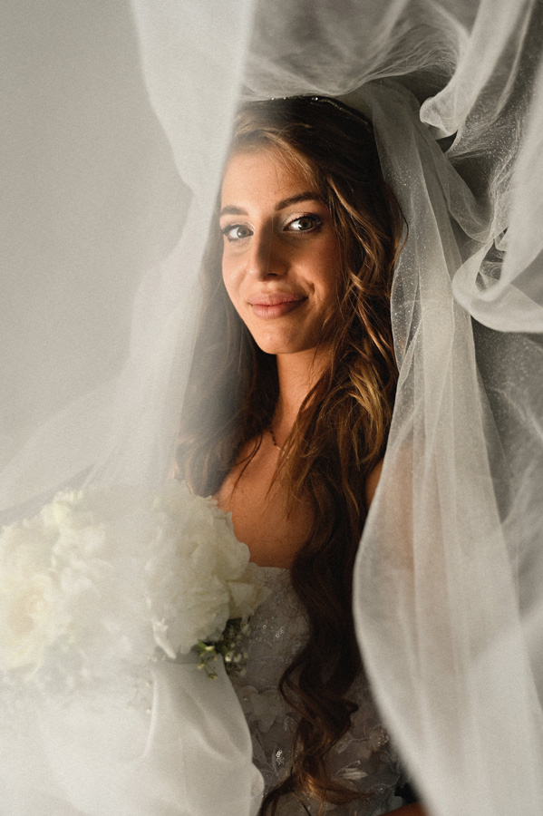 Emotivan pogled mlade na dan njenog vjenčanja fotografisan od strane profesionalnih fotografa u Beogradu, Mi weddings