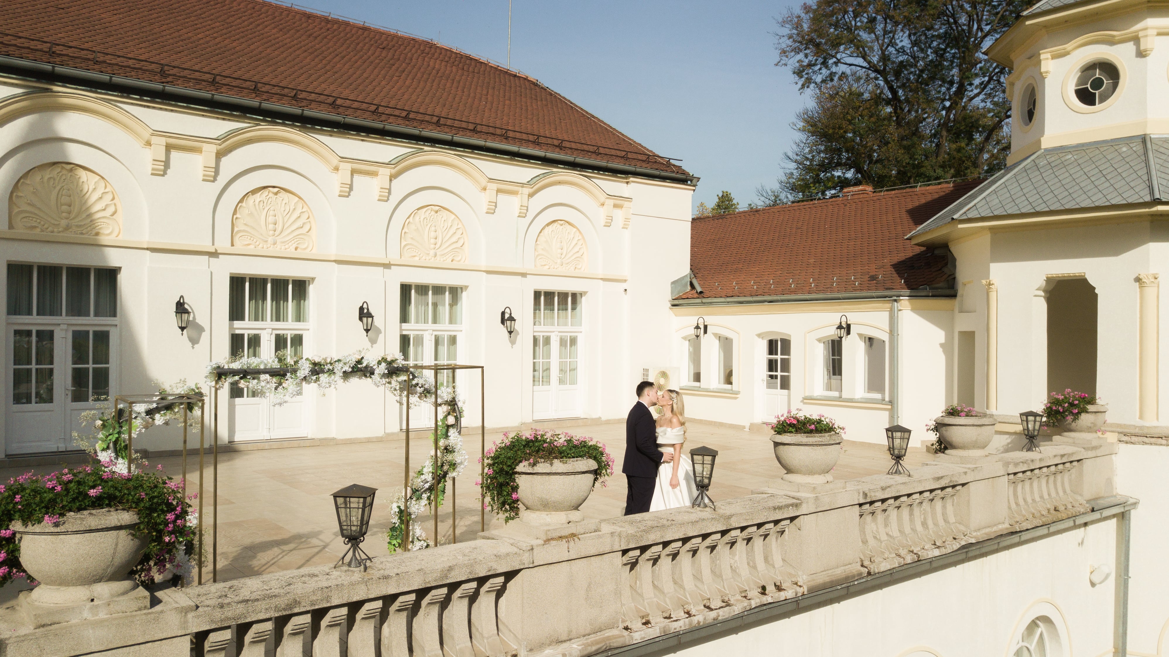Fotografija snimljena dronom zaljubljenih mladenaca na terasi Kurs Salona u Banji Koviljači u Srbiji.