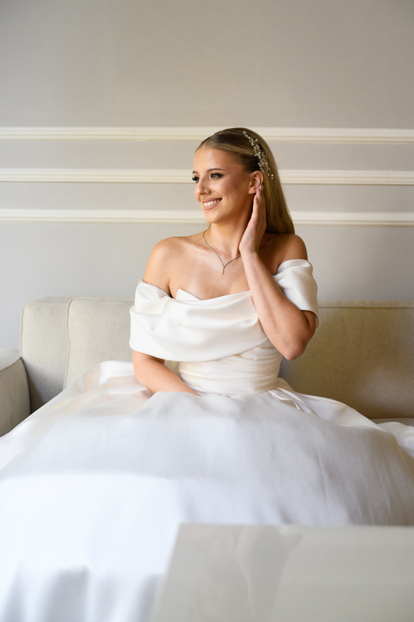 Stilizovana umetnička fotografija mlade ispred hotela Moskva u Beogradu, u elegantnoj venčanici sa akcentom na luksuzne detalje.