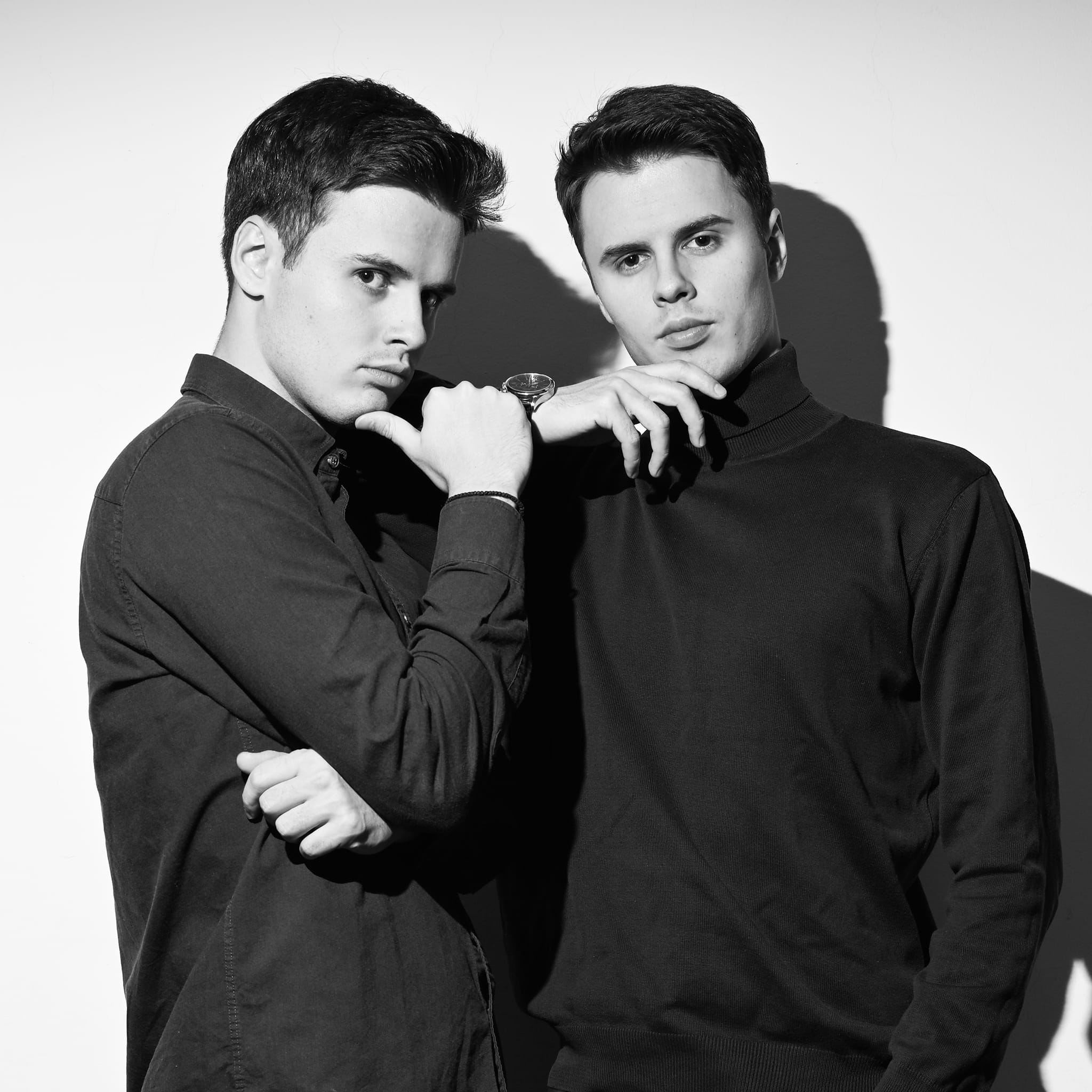 Mi weddings studio – profesionalni venčani fotografi iz Beograda – dokumentuju intimne trenutke na savremen i minimalistički način, na najljepšim lokacijama u Beogradu.